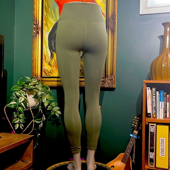 Free People High-Rise 7/8 Good Karma Leggings. XS/S - Picture 4 of 11